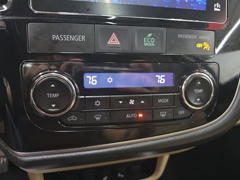 Used 2018 Mitsubishi Outlander SEL image 20