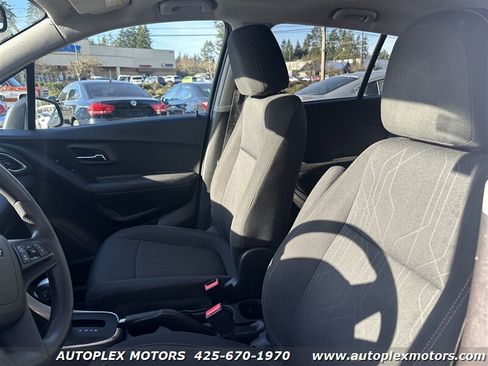 Used 2017 Chevrolet Trax LT w/ Driver Confidence Package image 24