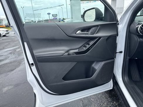Used 2026 Chevrolet Equinox LT FWD image 9