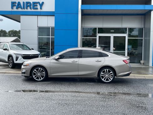 Used 2022 Chevrolet Malibu LT w/ Leather Package image 2