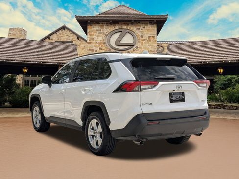 Used 2021 Toyota RAV4 XLE w/ Convenience Package FWD image 3