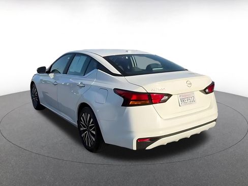Used 2025 Nissan Altima 2.5 SV FWD image 11