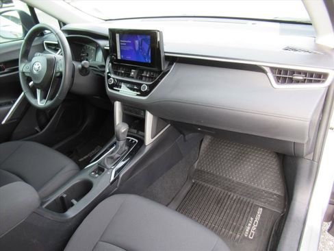 Used 2024 Toyota Corolla Cross LE image 11