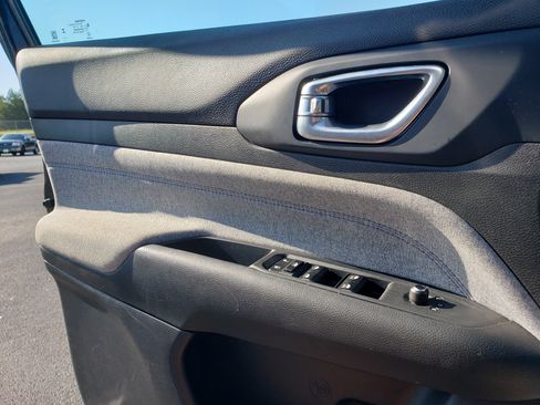 Used 2025 Jeep Compass Latitude w/ Sun & Sound Group AWD/4WD image 12