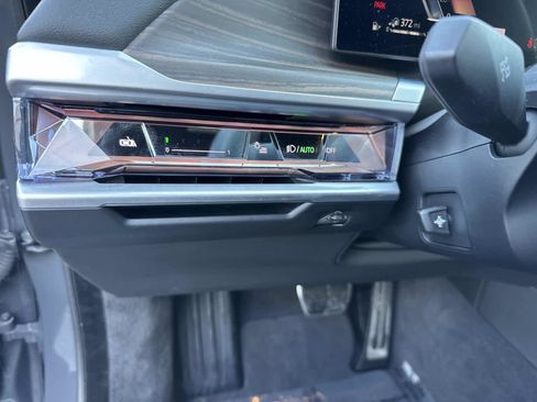 Certified 2025 BMW 750e xDrive w/ Executive Package image 35