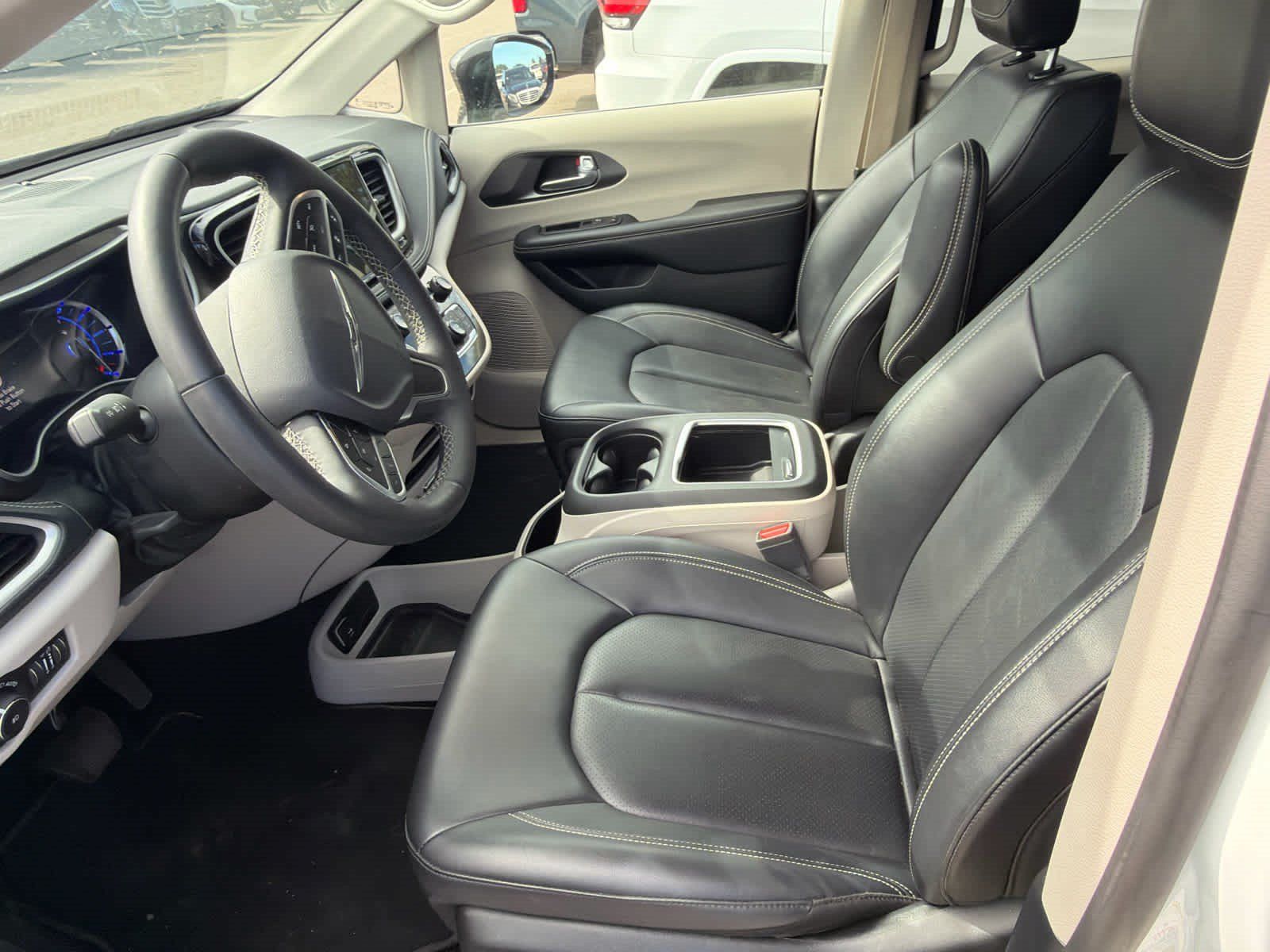 Used 2024 Chrysler Pacifica Limited FWD image 11