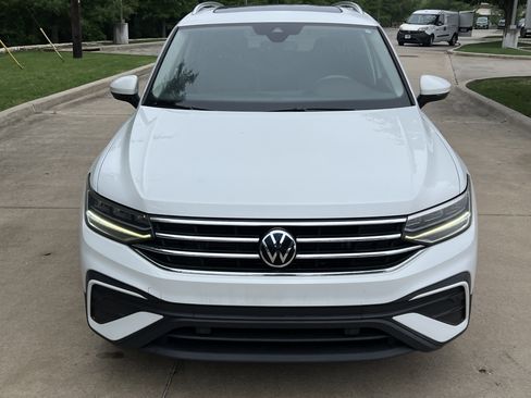 Certified 2022 Volkswagen Tiguan SE w/ Panoramic Sunroof Package FWD image 3