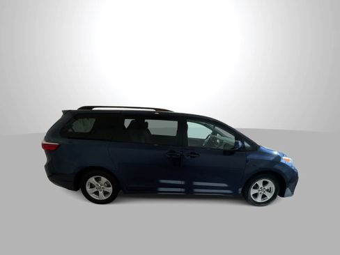 Used 2020 Toyota Sienna LE w/ Carpet Mat Package FWD image 9