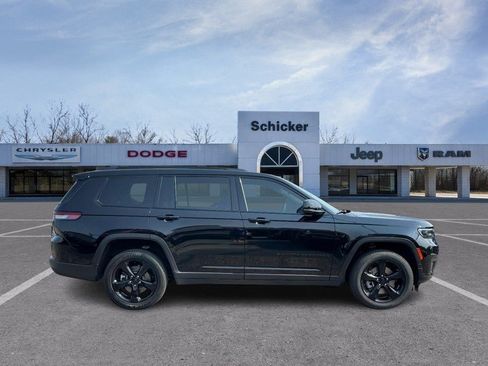 Used 2023 Jeep Grand Cherokee L Laredo AWD/4WD image 2