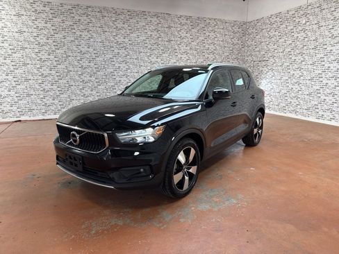 Used 2021 Volvo XC40 T5 Momentum w/ Protection Package Premier image 3