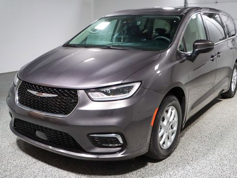 Used 2023 Chrysler Pacifica Touring-L image 32