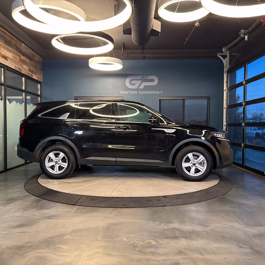 Used 2023 Kia Sorento LX AWD/4WD image 2