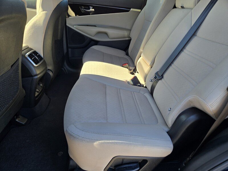 Used 2019 Kia Sorento FWD image 12