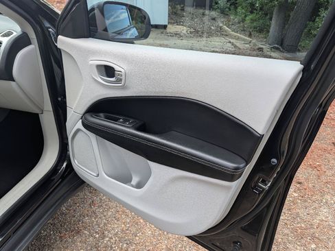 Used 2019 Jeep Compass Latitude FWD image 21