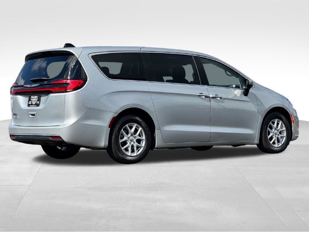 Used 2023 Chrysler Pacifica Touring-L FWD image 7