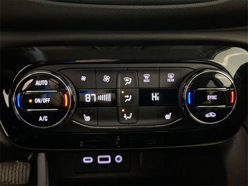 Used 2023 Buick Encore GX Essence image 40