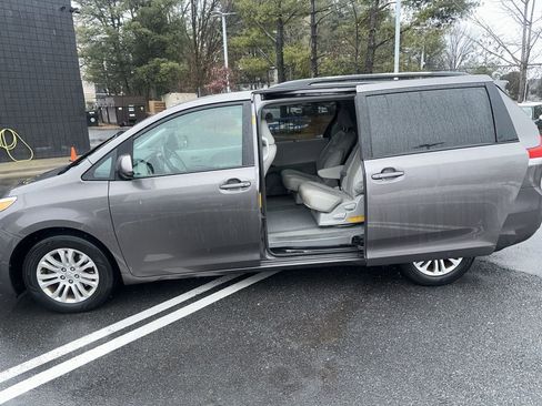 Used 2013 Toyota Sienna XLE image 13