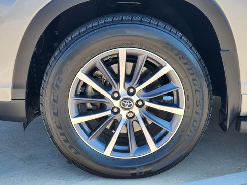 Used 2017 Toyota Highlander XLE AWD/4WD image 7