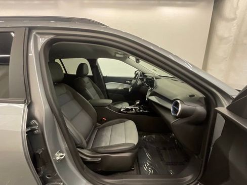 Used 2025 Chevrolet Trax LT w/ LT Convenience Package FWD image 23