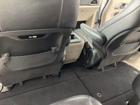 Used 2024 Chrysler Pacifica Touring-L FWD image 43
