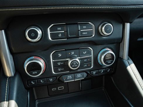 Used 2024 GMC Yukon SLT w/ SLT Luxury Package AWD/4WD image 38