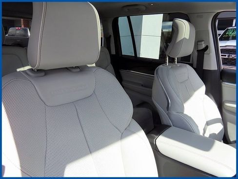 Certified 2022 Jeep Grand Cherokee Overland w/ Luxury Tech Group IV image 9