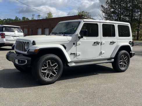 New 2026 Jeep Wrangler Unlimited Sahara AWD/4WD image 3