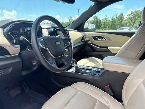 Used 2023 Chevrolet Traverse Premier FWD image 5