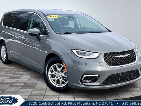 Used 2023 Chrysler Pacifica Touring-L FWD image 1