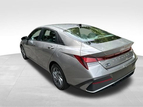 Used 2024 Hyundai Elantra SEL FWD image 3