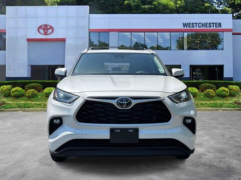 Used 2023 Toyota Highlander XLE AWD/4WD image 2