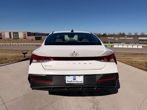 Used 2024 Hyundai Elantra SE image 4