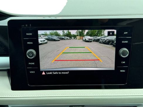 Used 2025 Volkswagen Taos SE w/ Panoramic Sunroof Package FWD image 15