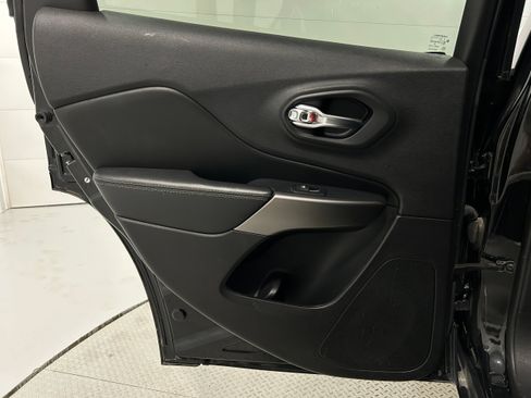 Used 2019 Jeep Cherokee Limited AWD/4WD image 27