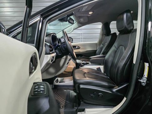 Used 2024 Chrysler Pacifica Touring-L FWD image 13