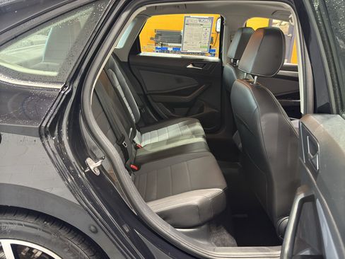 Used 2025 Volkswagen Jetta SE FWD image 19