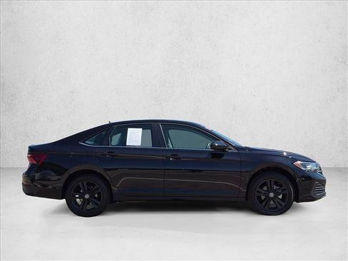Used 2023 Volkswagen Jetta SE w/ Panoramic Sunroof Package FWD image 4