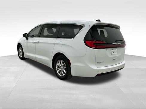 Used 2023 Chrysler Pacifica Touring-L image 3