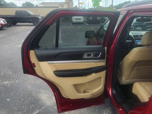 Used 2017 Ford Explorer XLT w/ Equipment Group 202A FWD image 11