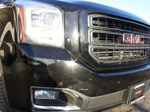 Used 2019 GMC Yukon XL SLT w/ Graphite Performance Edition image 4