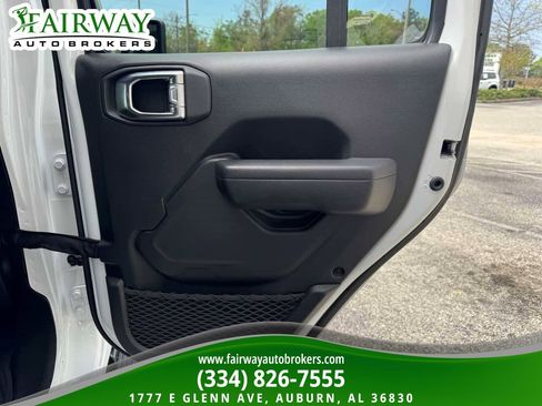 Used 2024 Jeep Wrangler Unlimited Rubicon w/ Capability Package image 30