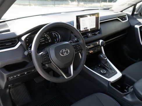 Used 2024 Toyota RAV4 SE image 9