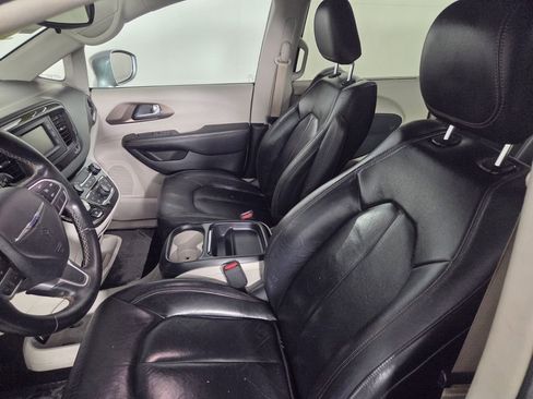 Used 2017 Chrysler Pacifica Touring-L FWD image 11