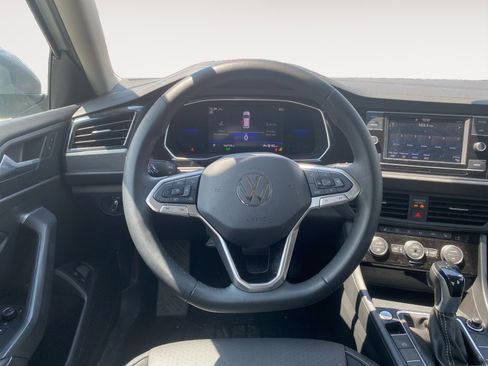 Used 2022 Volkswagen Jetta SE image 11