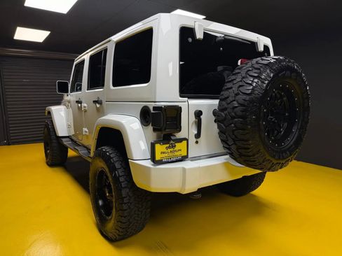 Used 2017 Jeep Wrangler Unlimited Sahara w/ Connectivity Group AWD/4WD image 4