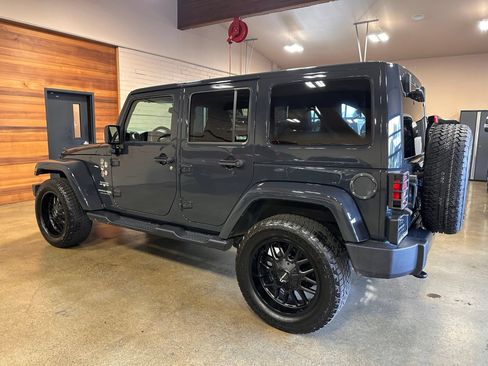 Used 2018 Jeep Wrangler Unlimited Sahara w/ Connectivity Group AWD/4WD image 3
