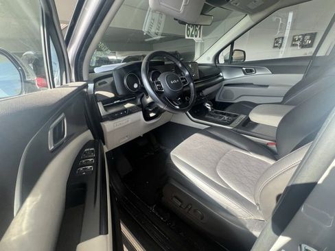 Used 2022 Kia Carnival LX image 11