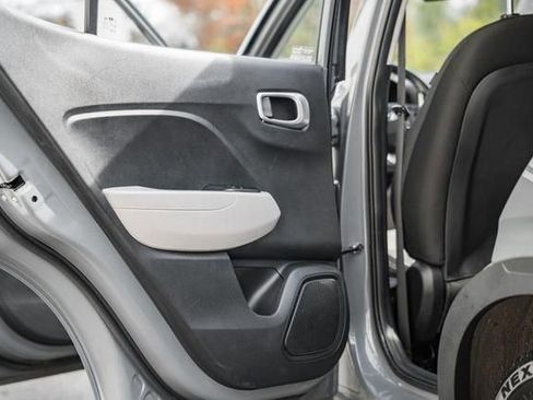 Used 2021 Hyundai Venue SEL w/ Premium Package image 32