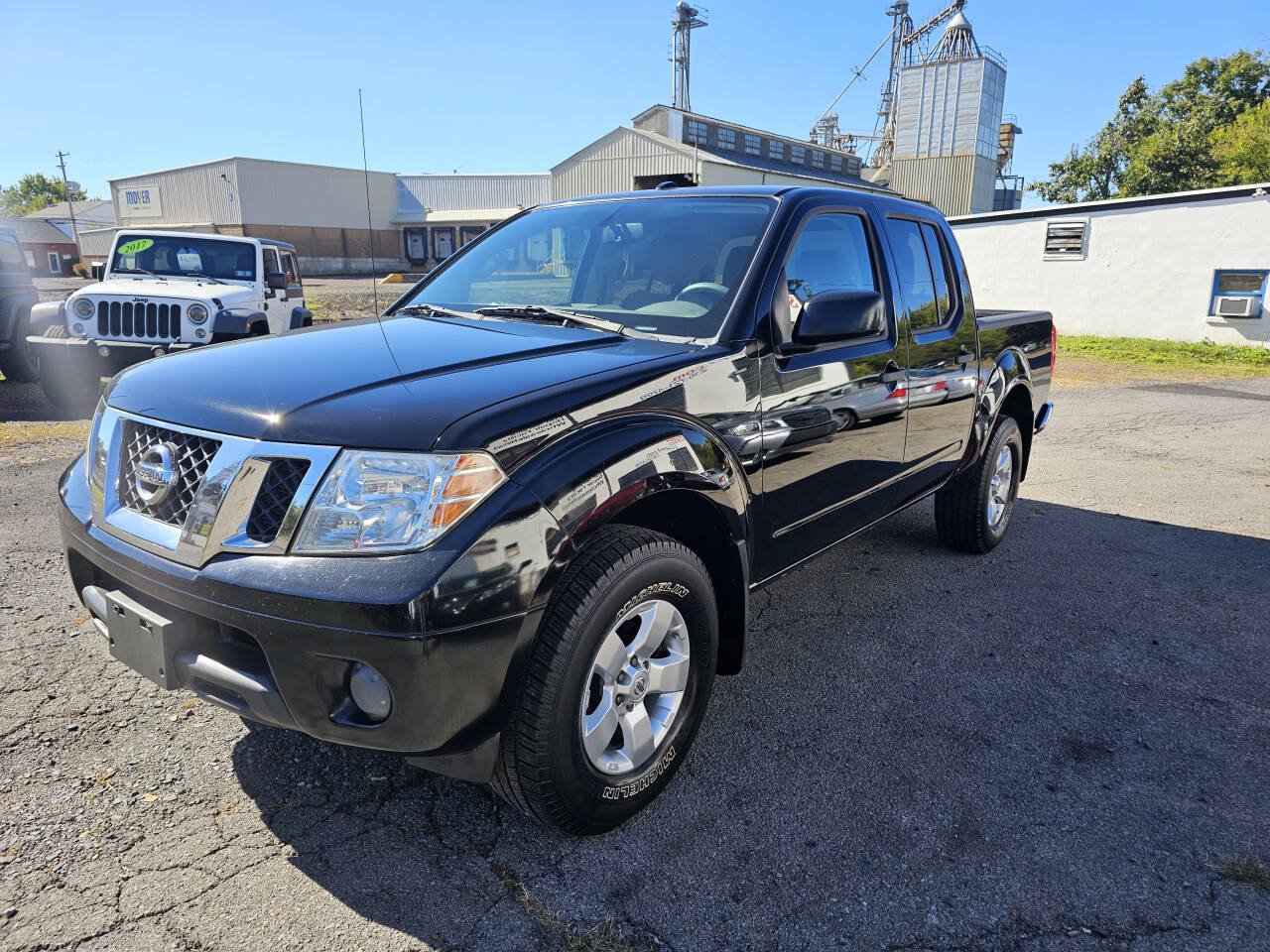 Used 2012 Nissan Frontier SV w/ SV Premium Utility Pkg AWD/4WD image 3