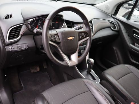 Used 2022 Chevrolet Trax LT w/ LT Convenience Package image 5